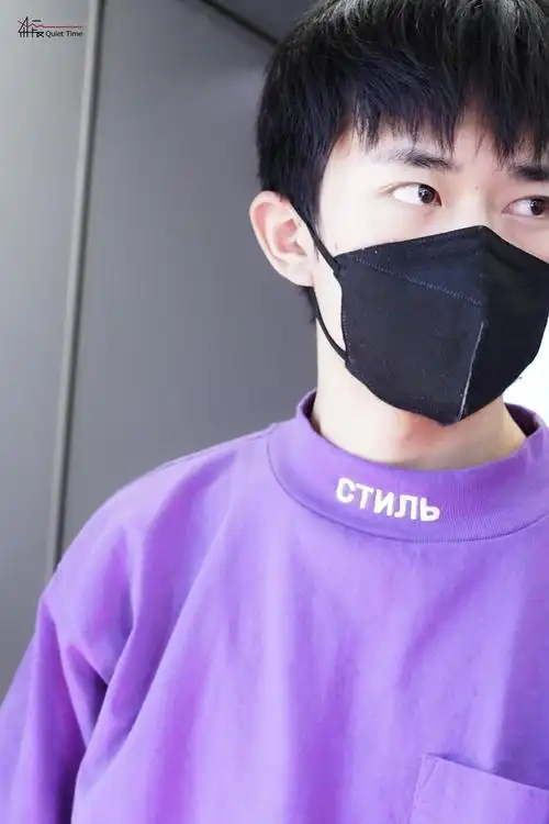 易烊千玺机场出发饭拍 今日份紫色葡萄～顺毛紫色t恤