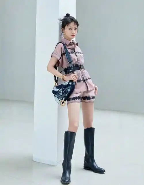 原创吴谨言化身甜美系女孩香芋紫色衬衫减龄又少女配发带气质出众