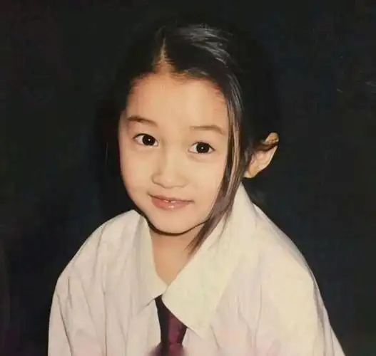 关晓彤晒儿时照片提前庆六一,灵气小姑娘童星路也提前揭晓