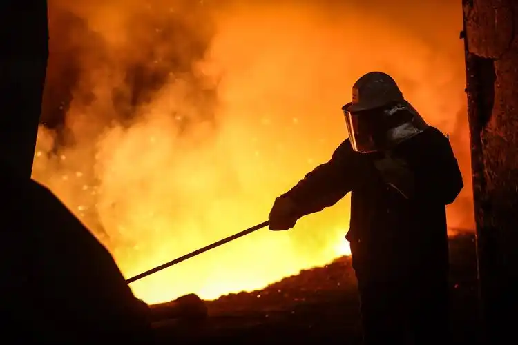 鞍钢集团鞍钢股份炼钢总厂三分厂生产车间一角(4月20日摄).