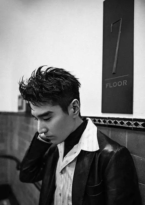 赵又廷复古光影大片电影感满满 黑衣帅气眼神超有戏__财经头条