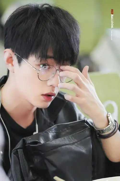 肖战拍现代戏有多难?《骄阳伴我》盛阳逛超市,肖战广告牌全被收