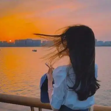 女生一个人坐海边头像背影图片 女生头像图片大全 -【爱个性】