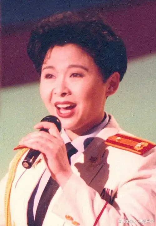 歌唱家董文华21年前珍贵旧照曝光 穿军装广州演出英气十足