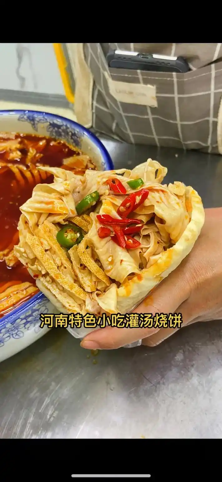 河南特色小吃,能灌汤的烧饼,一斤面十个饼,夹上鸡汤卤制的豆皮 - 抖音