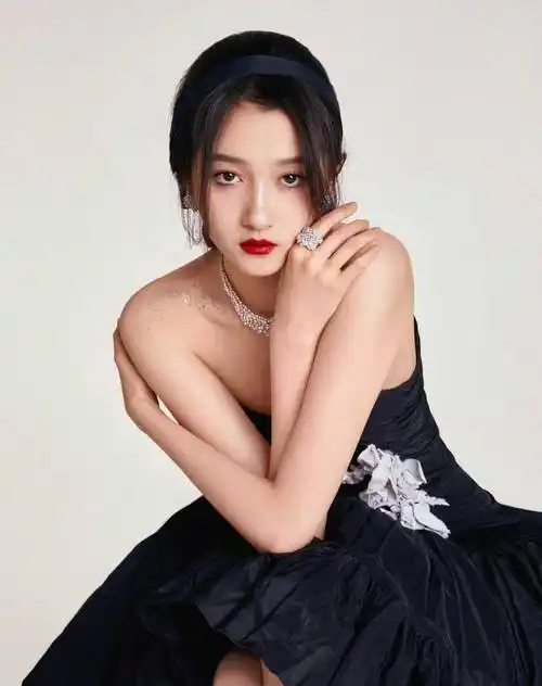 原创关晓彤霸气亮相电影节穿黑裙化身暗黑公主冷艳魔女氛围十足