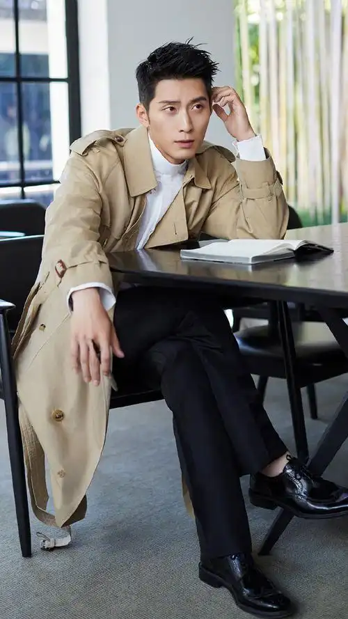 分享一组窦骁时尚写真图片壁纸给大家,古朴庭院内,窦骁酷帅新发型搭配