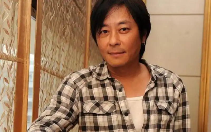 什么原因让王杰想请翻版界的大哥吃饭?