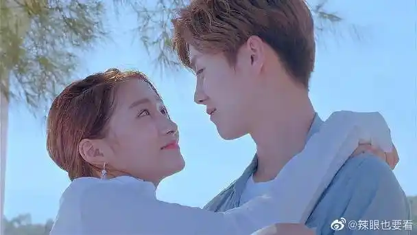 甜蜜暴击:鹿晗和关晓彤海边浪漫,下秒俩人眼神对视,竟产生心跳