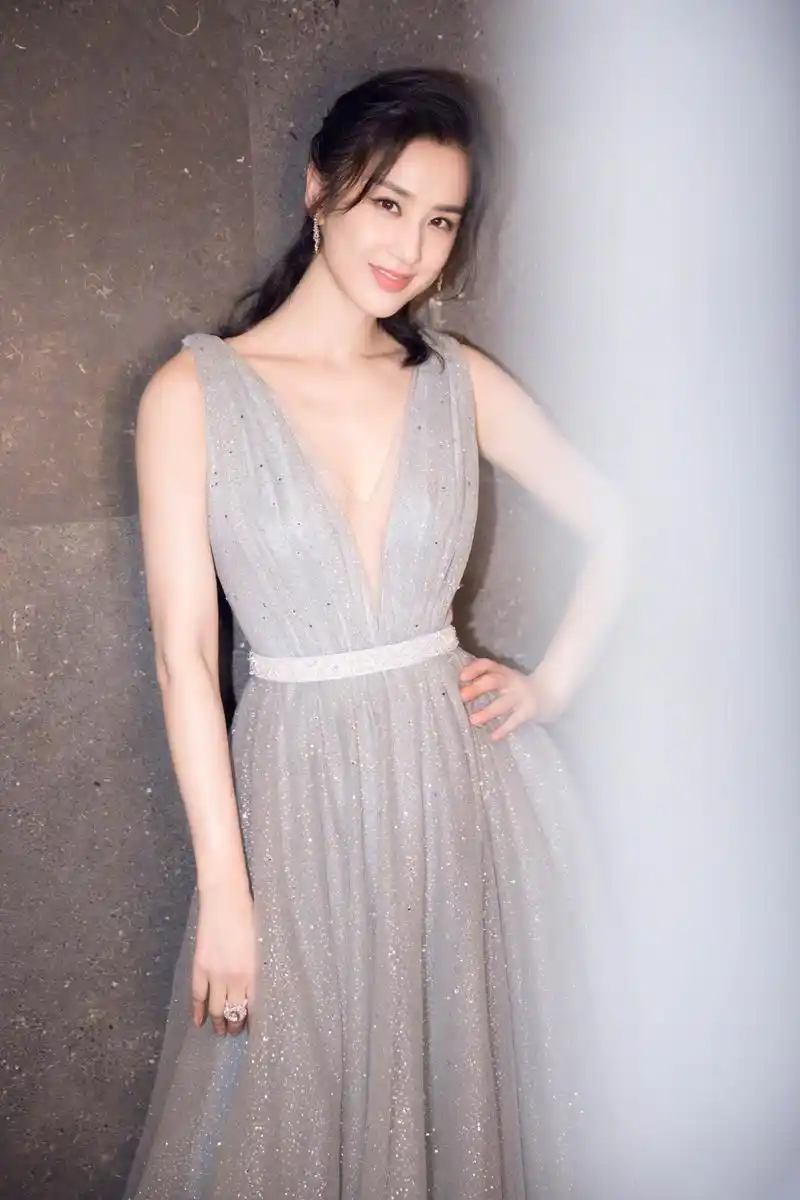 黄圣依终于开始高调了,v领纱裙美回颜值巅峰,网友:优雅又撩人