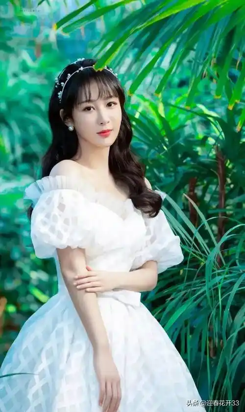 杨紫身穿各种礼服裙,美得就像一个小公主,亭亭玉立,温润甜美_长裙