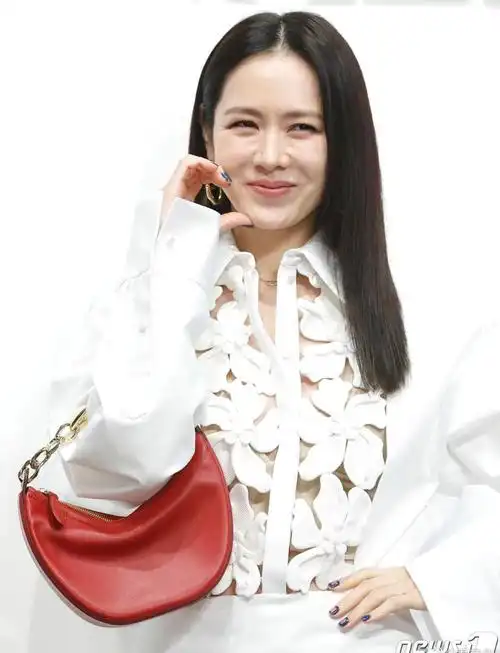 孙艺珍出席活动,生图暴露细纹,网友评论生孩子伤害大被反驳_腾讯新闻