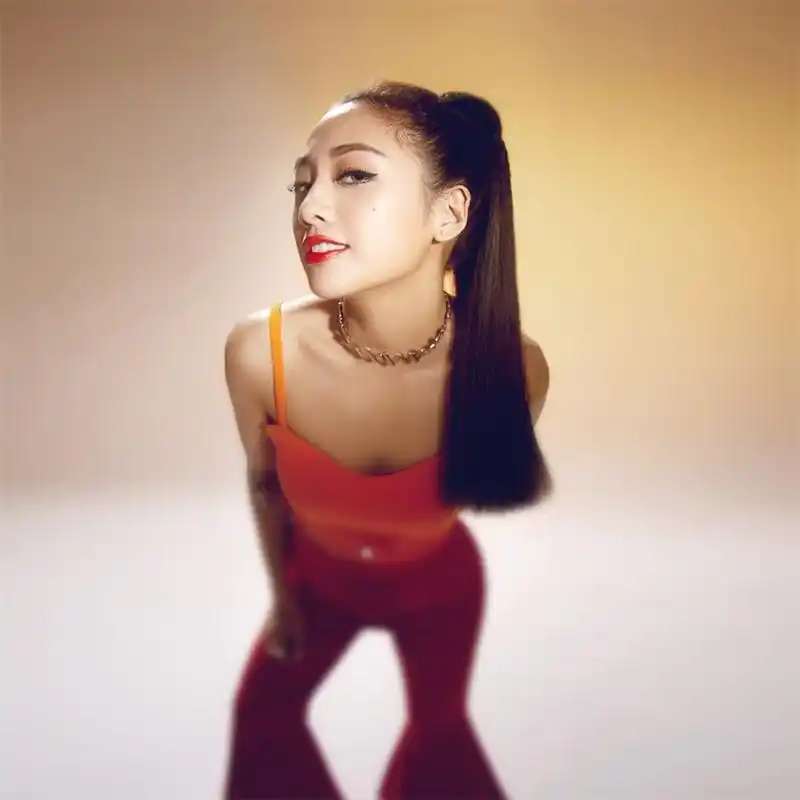 组图:鬼鬼《knock knock knock》mv首发 展崭新爱情观