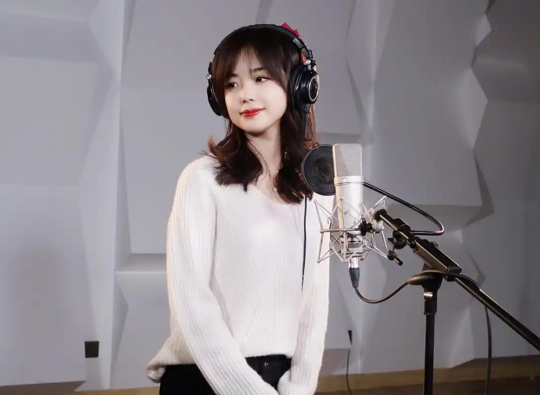 央视记者王冰冰重返一线舞台,搭档门面主持人任鲁豫