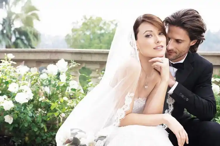 明星奥利维亚维尔浪漫婚纱写真