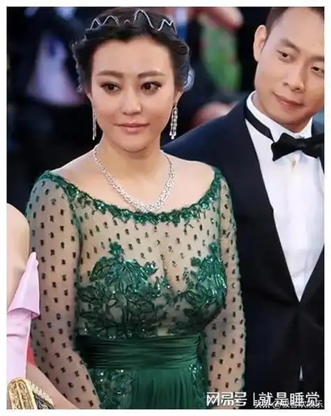 年轻时的郝蕾太美了穿挂脖裙秀出骨感身材真是个有灵气的姑娘