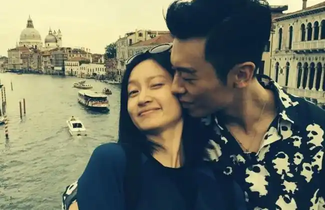 硬汉男神朱亚文的成名往事,和他爱过的2个重要女人