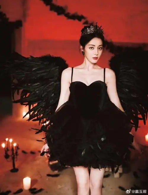 迪丽热巴戴上皇冠,化身霸气女王,让人瞬间沉醉在她的魅力之中!