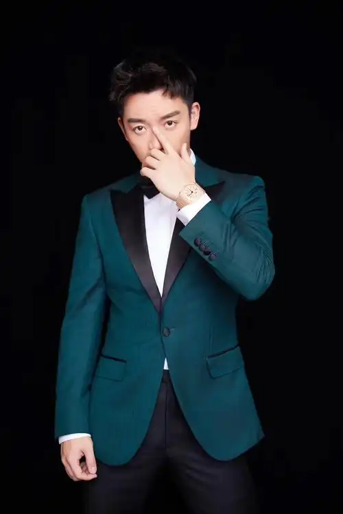 郑恺墨绿西装绅士亮相盛典获封年度品质演员