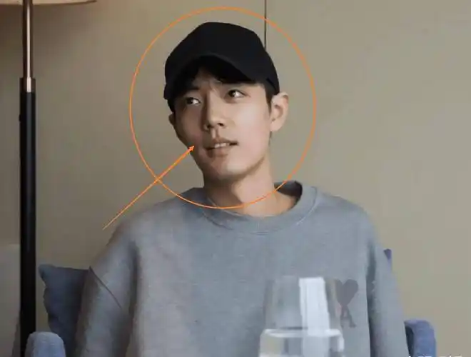 原创肖战不顾热量大口品尝美食脸蛋却成功抢镜素颜下颜值令人看呆