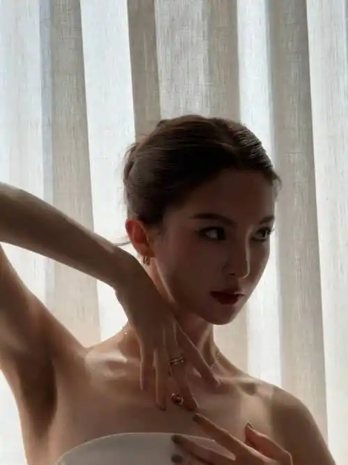 金晨着酒红色礼服小露香肩大波浪卷发性感又优雅