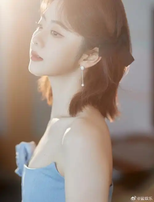 谭松韵蝴蝶结编发##谭松韵玫瑰牛仔裙