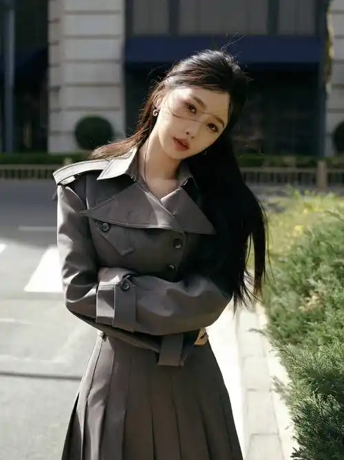 据悉,虞书欣活动现场聚集了大量粉丝,有秩序的在活动场外为偶像应援.