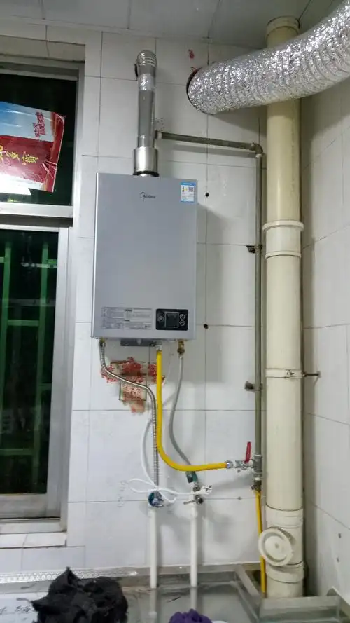 今天安装美的燃气热水器.