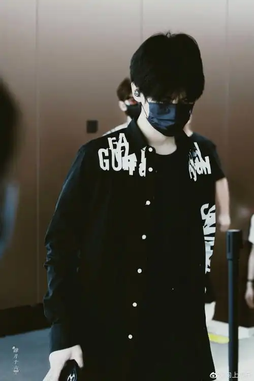 张真源顺毛全黑机场造型