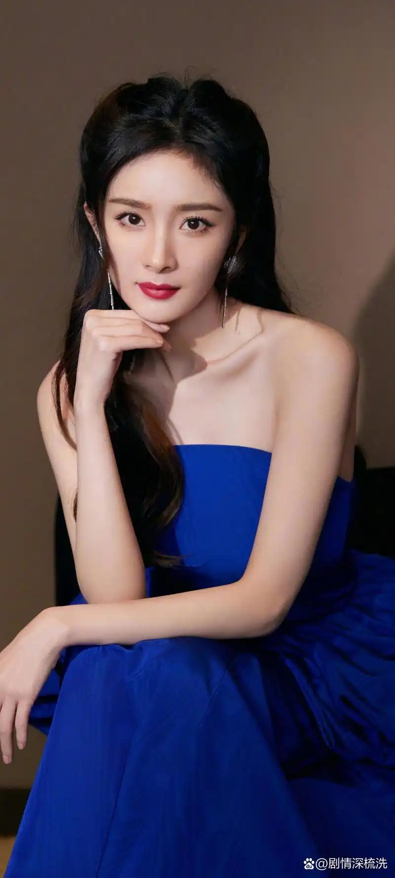 杨幂:优雅,清新,时尚和性感 杨幂的照片展现了她优雅,清新,时尚和性感