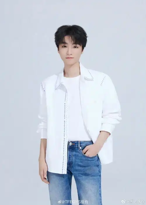 王俊凯王源易烊千玺挥手##tfboys白衬衫写真