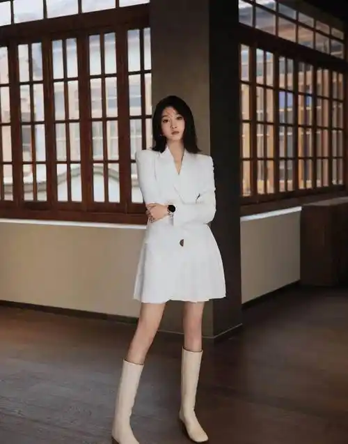 关晓彤最新美照分享,齐肩短发白色西装裙酷飒大长腿,关晓彤好美_造型