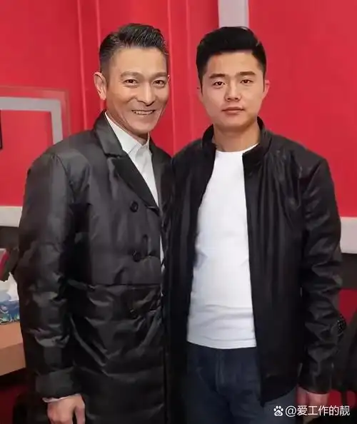 刘德华和普通人合影,就能看出刘德华有多大魅力,而普通人颜值有多平凡