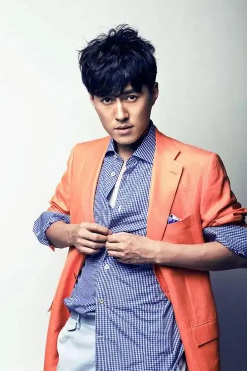 明楼扮演者靳东个人资料