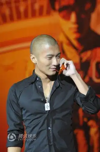 [5.25新闻]谢霆锋光头造型现身上海歌友会
