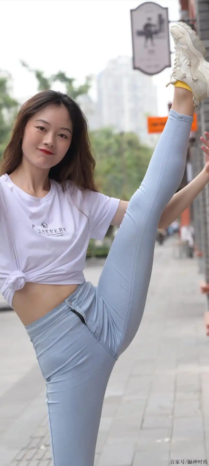 一字马美女小姐姐