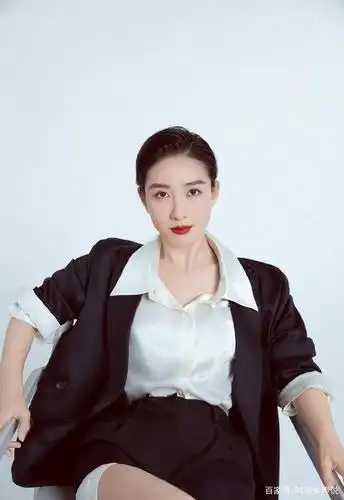 陶昕然商务风写真女强人气场十足经典黑白搭演绎现代优雅知性美