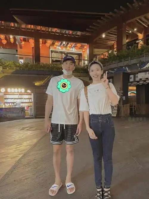 在昨晚22:12分,已经身处海南三亚的郭艾伦去酒店吃饭,被一个身高180cm