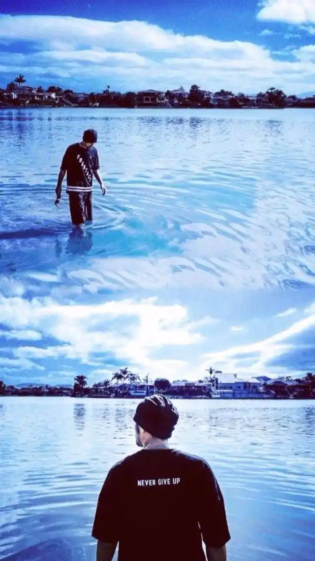 周杰伦具有独特的唱腔 ,他依靠一种个性化的,自然率真的演唱风格完成