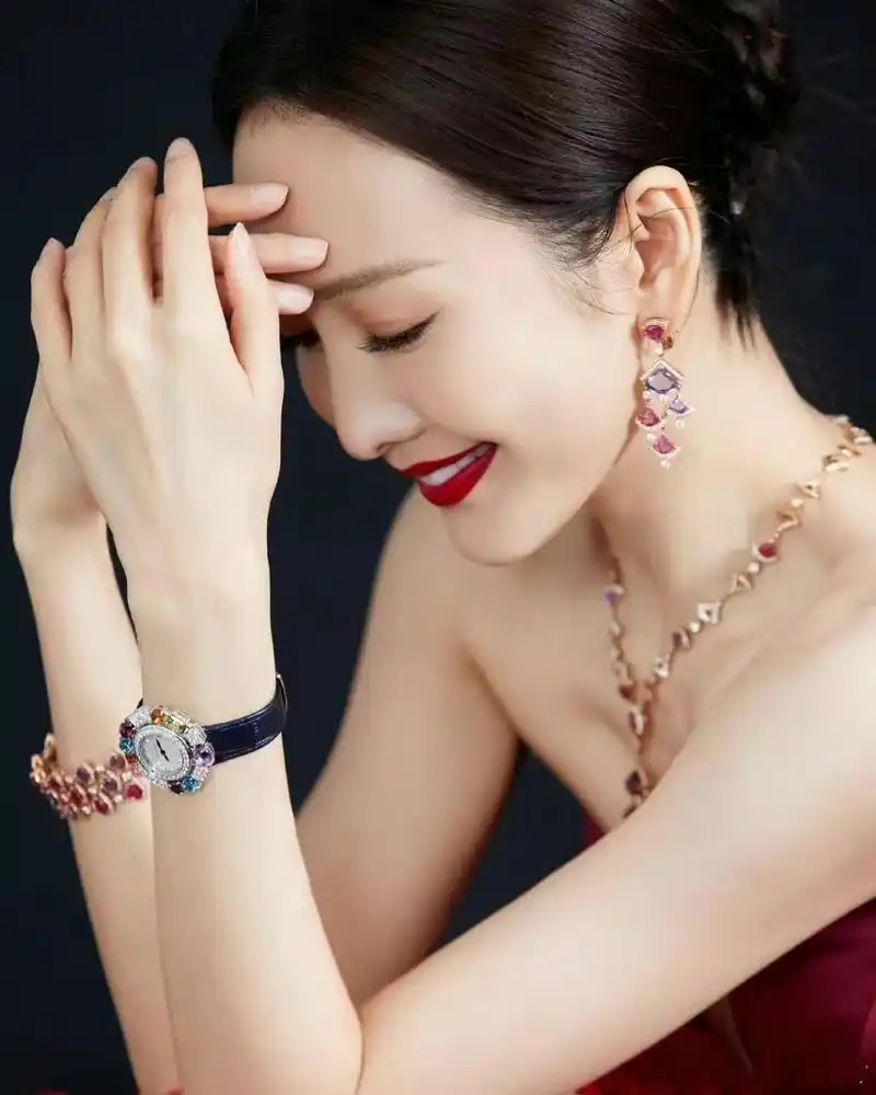 王欧深v晚礼服,秀好身材