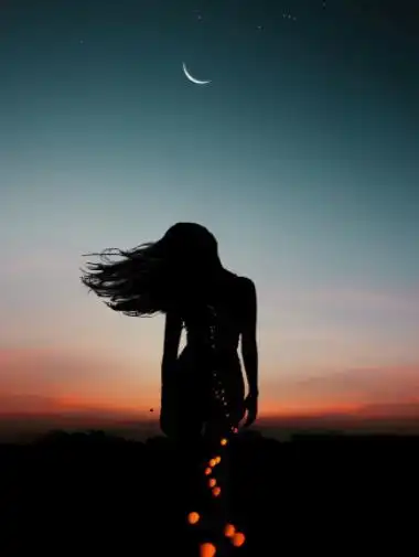 夜晚孤寂落寞的背影图片