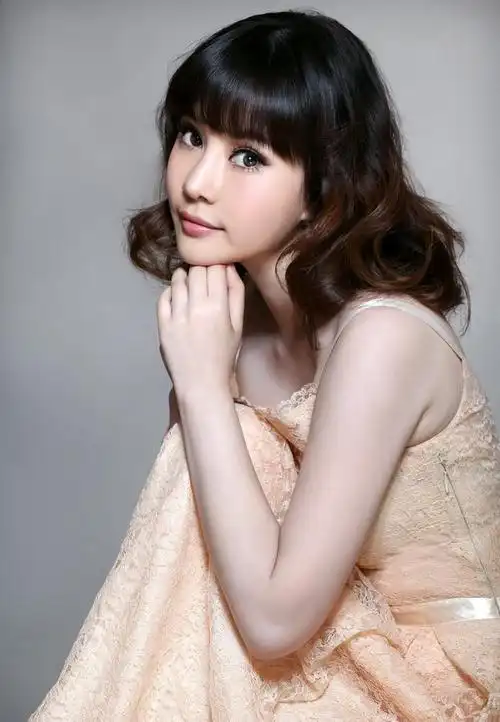 戴志诚的眼光,毕竟袁茵的长相和容貌比妻子杨蕾强上了"不止一星半点"