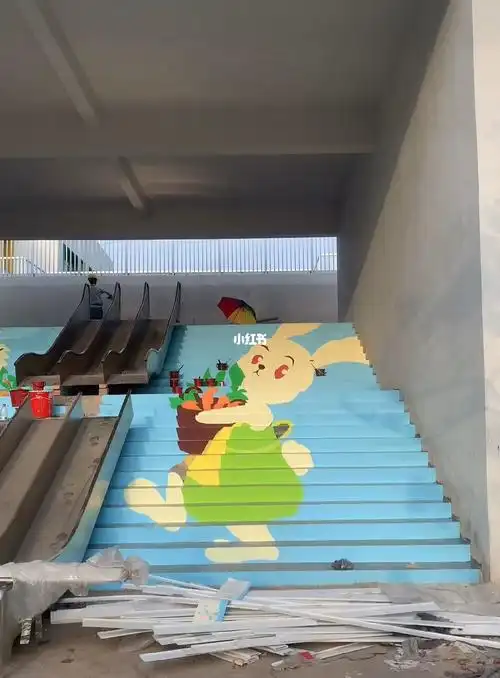 墙绘幼儿园楼梯卡通画正在进行中
