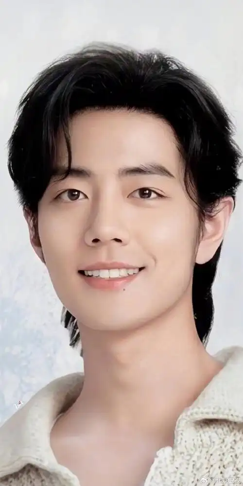 肖战daytoy仿佛冬日里的一抹温柔,置身于冰雪童话世界中,笑容如阳光般