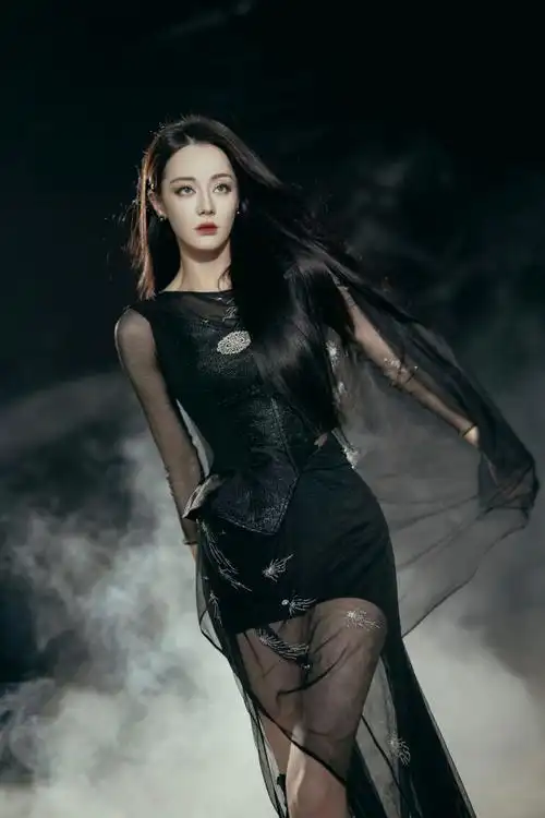 自信闪耀,释放无限魅力#迪丽热巴0603生日快乐#    化妆:@王亚飞yafei