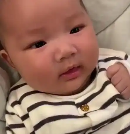 王祖蓝晒女儿近况gabrielle被妈妈逗得兴奋甜笑萌态十足