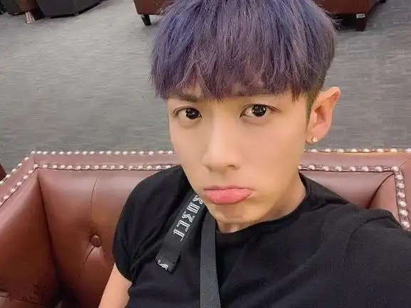 纪念出道8周年! 柯震东晒紫发自拍 嘟嘴卖萌