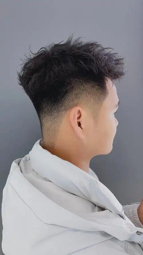 烫发也是人气发型当中必不可少的,烫发不仅可以增加时尚感,同时让我们