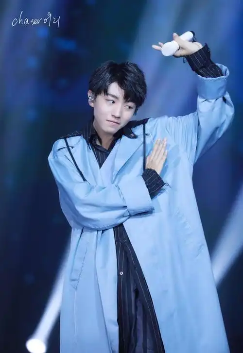 240208 蓝莓蛋糕日,追光少年王俊凯的温暖庆生会!