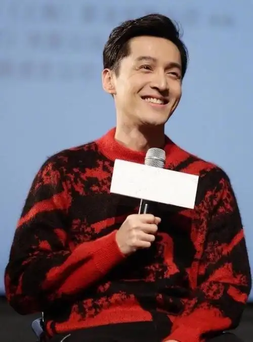 胡歌精神现状惹担忧!凌晨晒照满脸胡须露车祸伤疤,发文情绪低落